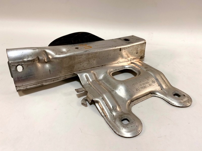 12-16 BMW SERIES 3 320I FRONT RIGHT RH PASS SIDE LOWER BUMPER MOUNT BRACKET OEM