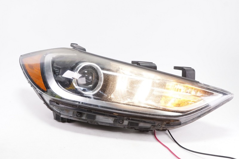HYUNDAI ELANTRA Right RH Headlight Headlamp XENON OEM 2017 2018
