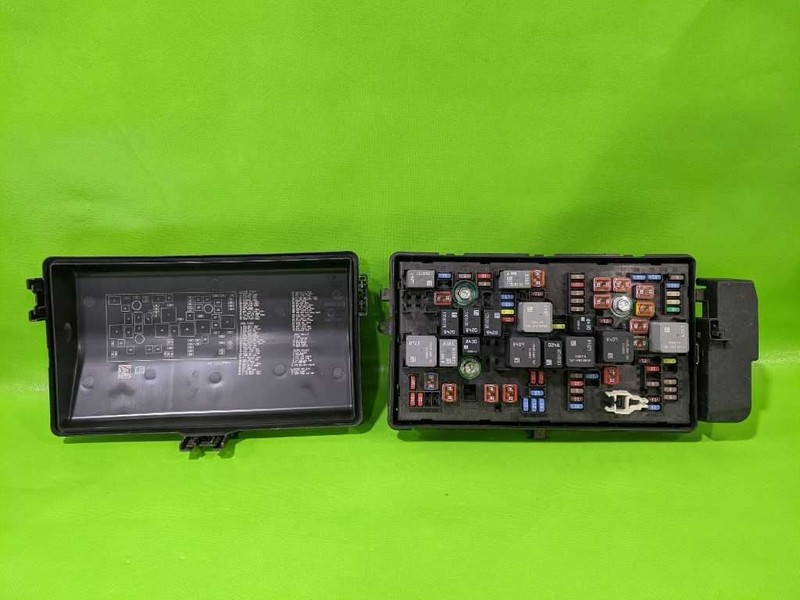 12 LACROSSE HYBRID 2.4L ENGINE FUSE RELAY BOX OEM 4288-26