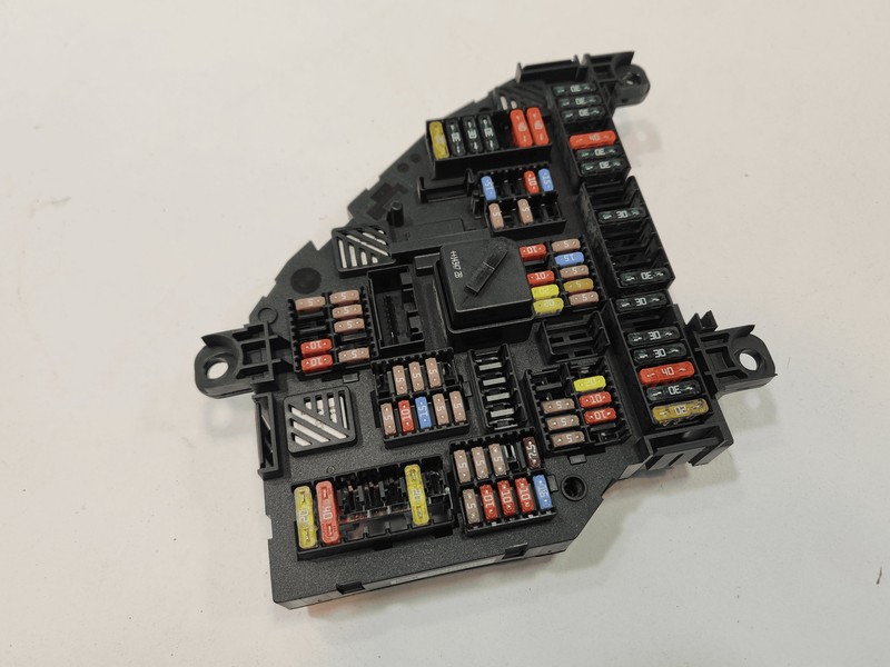 2013-2016 BMW 550Xi F10 MAIN BODY POWER DISTRIBUTION FUSE RELAY BLOCK BOX OEM