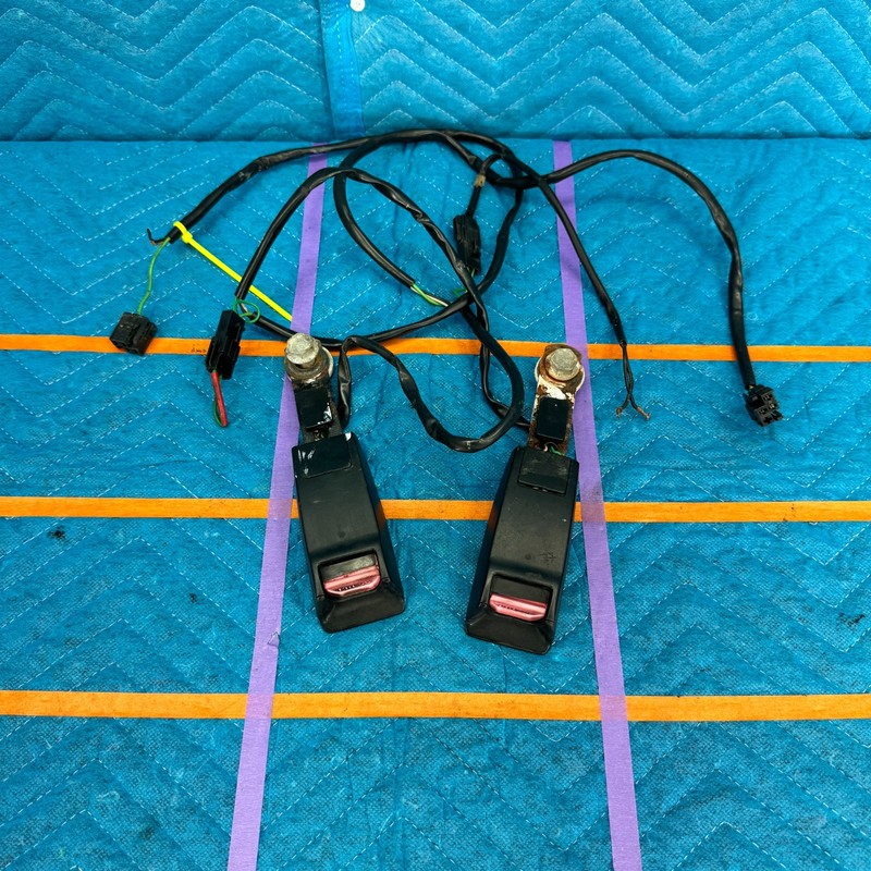 1987–1991 Volvo 780 Bertone Front Seat Belt Buckle Set OEM 3521590