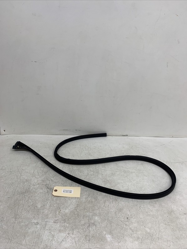 2026 Tesla Model Y Right Passenger Side Body Header Seal 1497678-00-C 45139 S2
