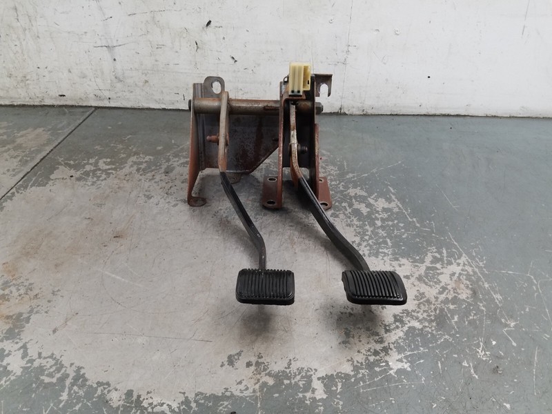2005 Jeep Wrangler TJ Rubicon 4x4 Brake / Clutch Pedal Assembly #8311 VV3