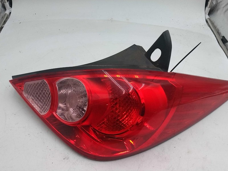 2009 Nissan Versa Right Tail Light Assembly Blue Minor Scratches 116037