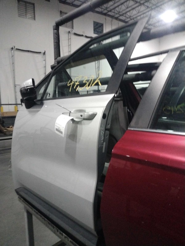 Used Front Left Door Assembly Front fits: 2022 Kia Carnival w/o acoustic glass w