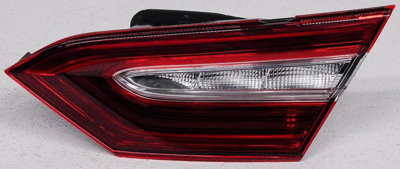 OEM Toyota Camry Inner Right Passenger Side Tail Lamp 81580-06870 - 1 lens Chip
