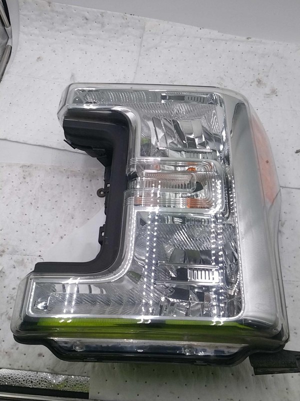 2017 Ford F250SD Left Headlight Assembly White OEM 621683 96K Miles