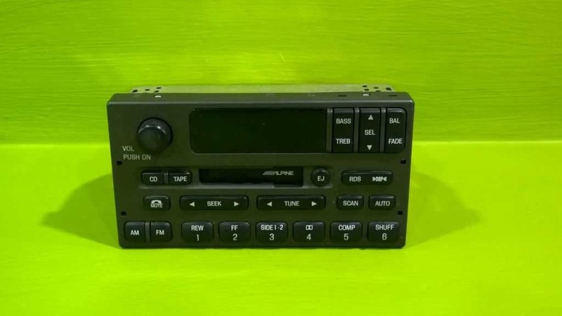 01 02 TOWN CAR FACTORY RADIO RECEIVER AM FM CASSETTE CD OEM 3659-4