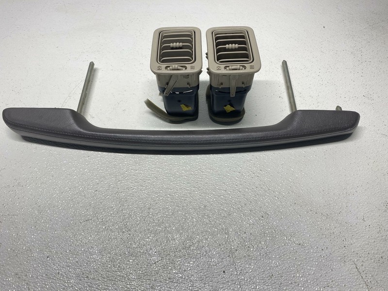 02 - 06 Cadillac escalade Right pass. set of Dash Air Vent NEUTRAL + handle OEM