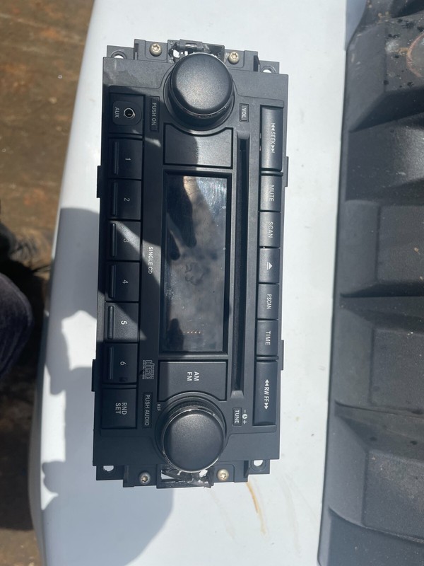 JEEP DODGE CHRYSLER CALIBER PATRIOT OEM Radio STEREO CASSETTE PLAYER P05064171AM