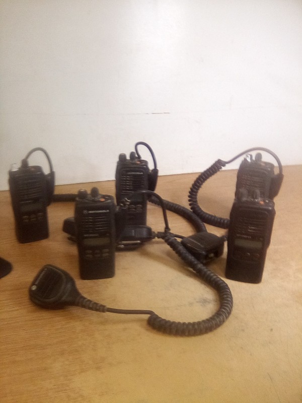 5x Motorola HT1250-LS AAH25RDH9DU5AN Two Way Radio W/4X Handheld Microphone