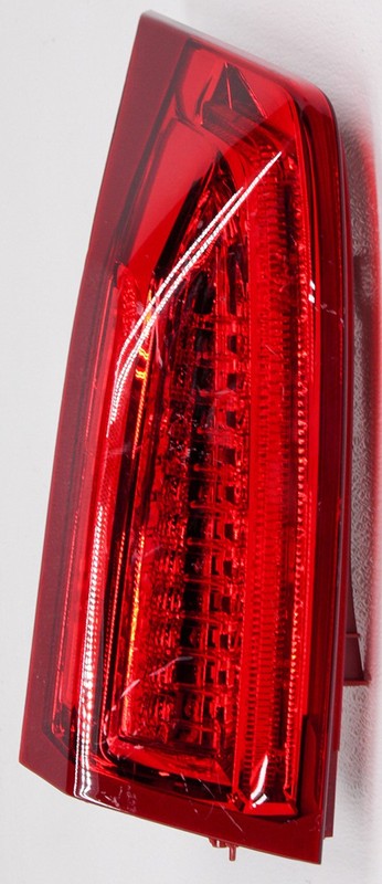 OEM Cadillac ATS Sedan Left Driver Side Tail Lamp 84081571 Lens Crack