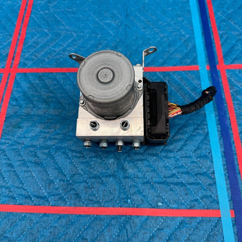 2007–2013 BMW 328xi E90 ABS DSC Control Unit with Hydraulic Pump OEM 34516780161