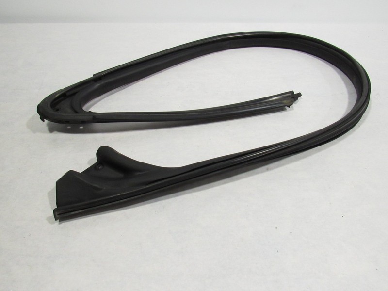 10-15 Jaguar XK XKR 2014 Right Passenger Door Window Weatherstrip Seal ;:O
