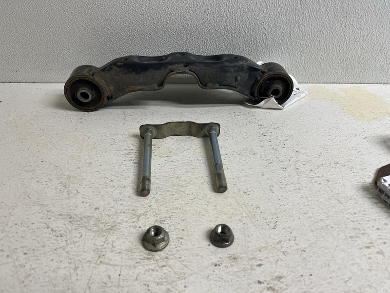 2010-2014 Subaru Legacy Rear Differential Mount Diff 3rd Member Carrier Oem