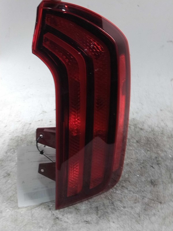 2021 KIA TELLURIDE Right Tail Light Assembly Brown Used Deep Scratch 670491