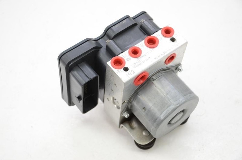 2013-2016 Porsche Boxster S ABS Pump Assembly 98135575501