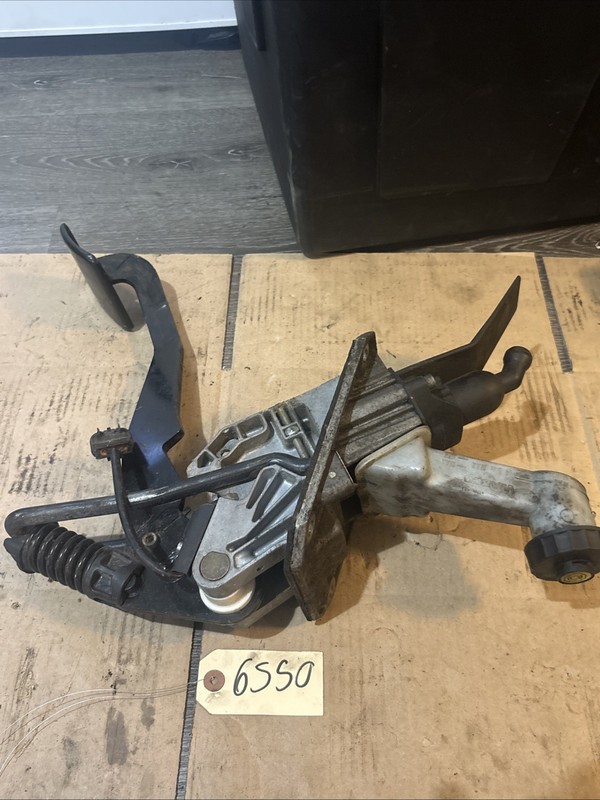 WABCO HYDRAULIC CLUTCHPEDAL UNIT WITH RESERVOIRP/N 965 001 209 0