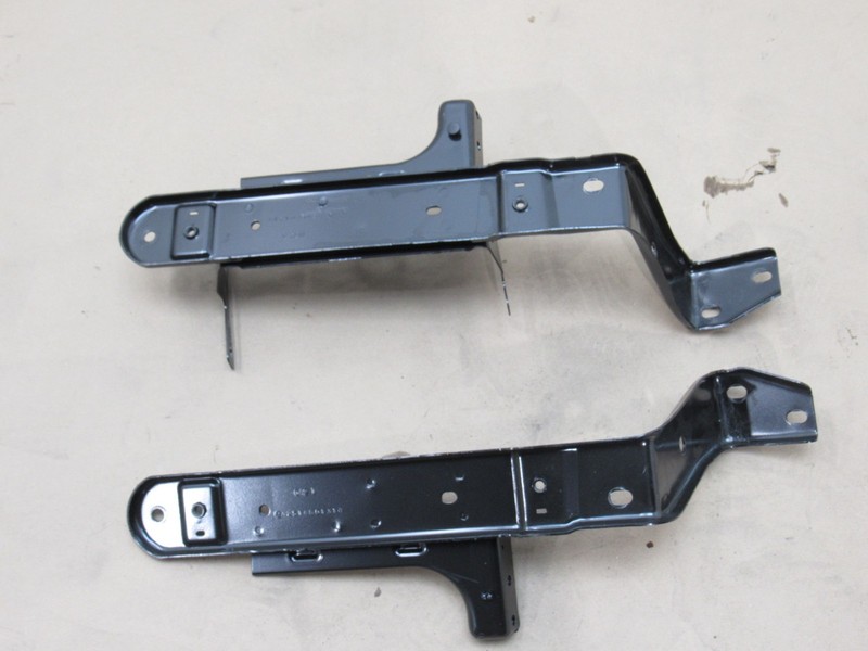 Mercedes R350 W251 2011 Rear Right Left Floor Mount Bracket Set 2 PCS 06-13 ;