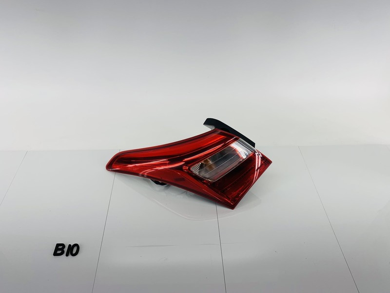 13-17 HYUNDAI ELANTRA GT REAR LEFT SIDE TAIL OUTER LIGHT BRAKE STOP LAMP OEM