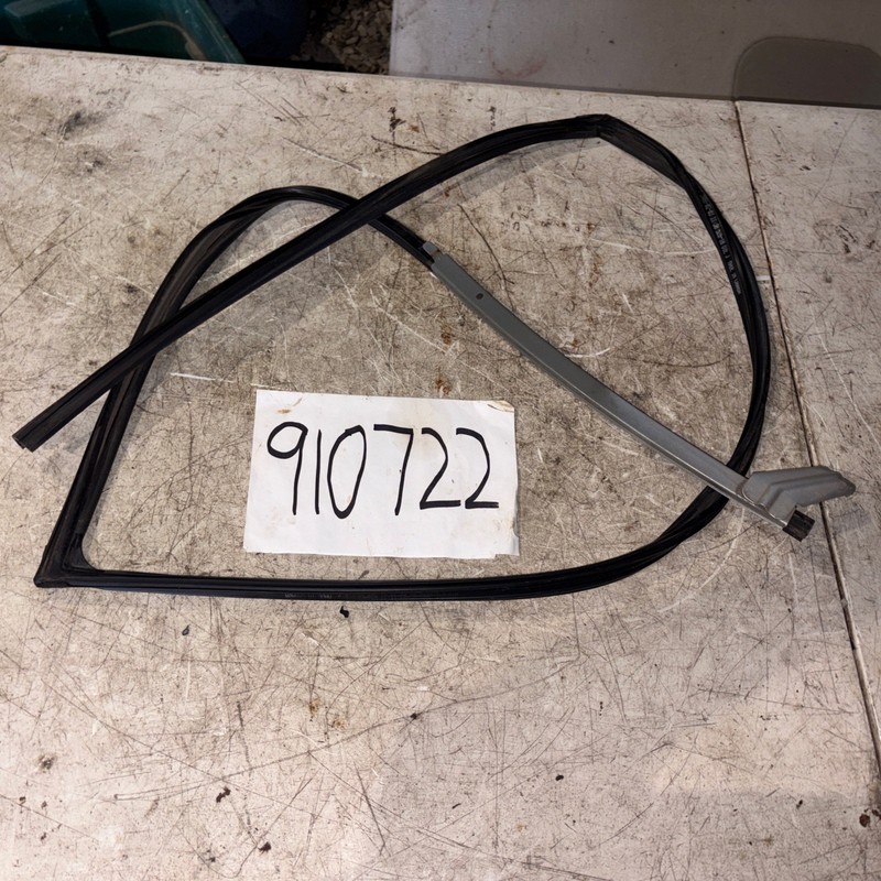 2006 - 2009 LEXUS RX350 DOOR WINDOW GLASS RUN CHANNEL GUIDE RUBBER FRONT LEFT
