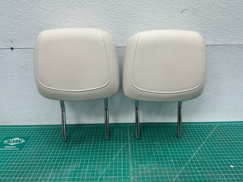 17-25 Cadillac XT5 FRONT RIGHT AND LEFT SET SEAT HEADREST OEM