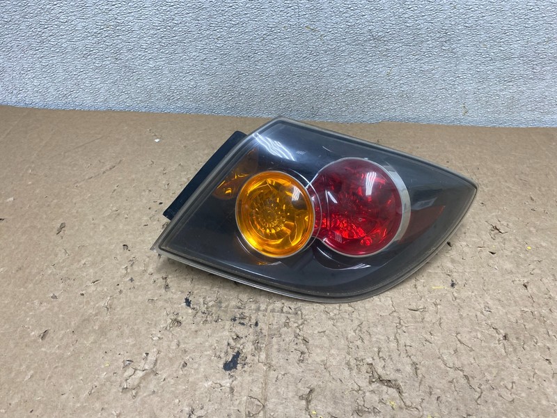2004 2005 2006 Mazda 3 Hatchback Right Passenger Side Tail Light OEM V0698 DW