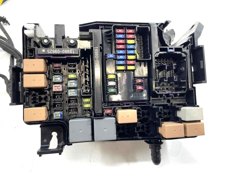 2017-2018 Hyundai Elantra SE Sedan Engine Fuse Relay Junction Box 1802010577 OEM