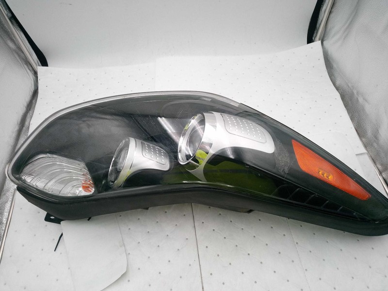 2018 KIA Sportage Right Headlight Assembly White OEM 635514 89000 Miles