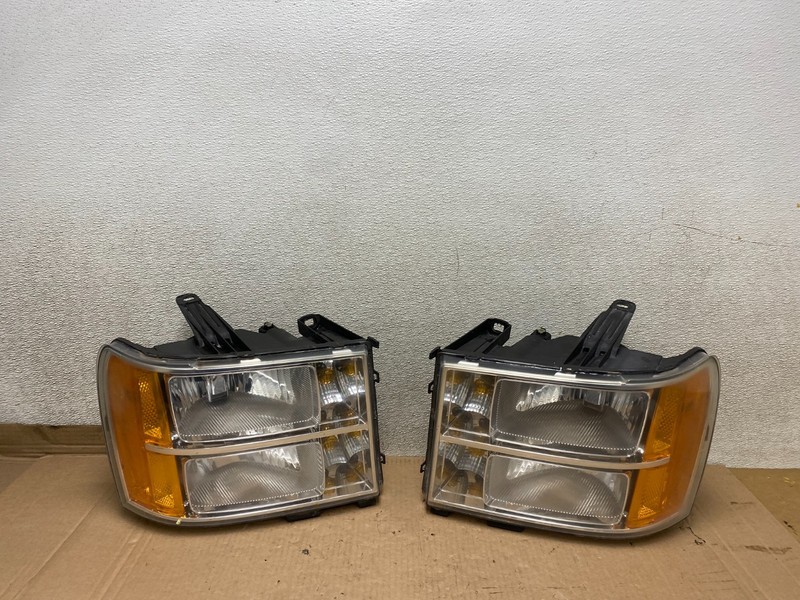 2007 - 2014 GMC Sierra Left+Right Halogen Headlights U8455 DW