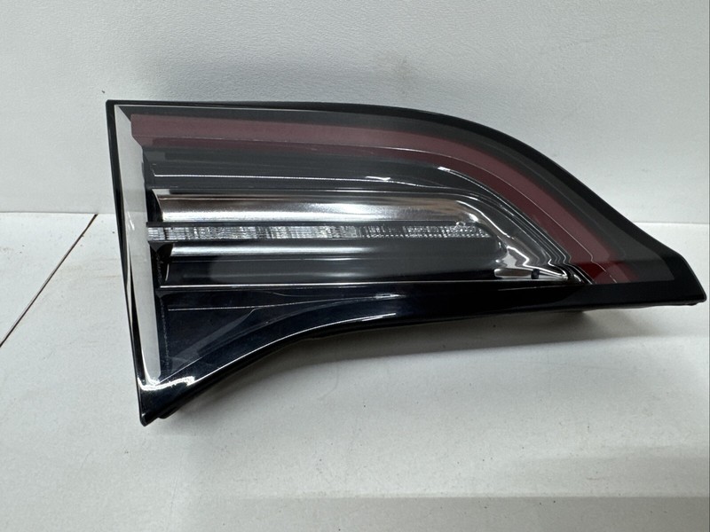 2021-23 3 Y Taillight Tail Light Left Driver 3-pin Trunk 1077401-96 9204 B17