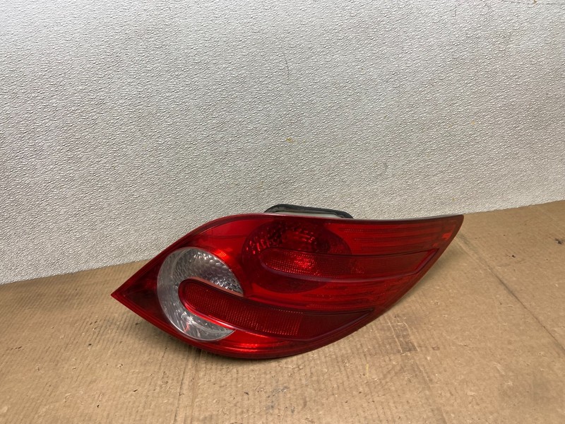 2006 - 2010 Mercedes W251 R-CLASS Right Passenger RH Side Tail Light AA6545 DW