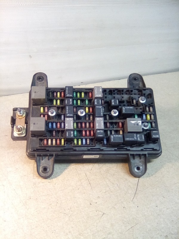 Volvo VNL 23405957-01 Fuse Box