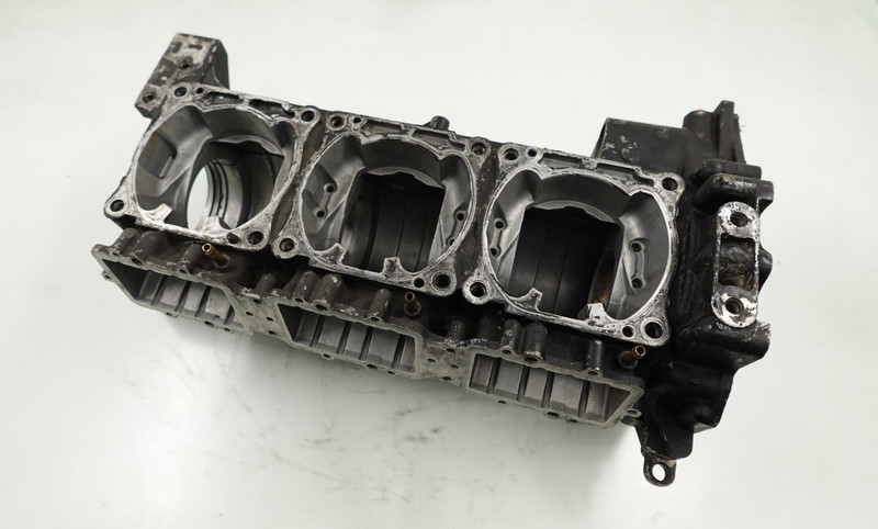 GOOD 1999-2005 GP / XLT 1200 Yamaha OEM Engine Crank Cases 68N-15100-00-00
