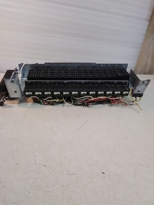 International 9200 Fuse/ Relay Block Assembly 522085 A- 0501
