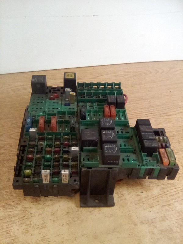 2003 Volvo VNL Fuse/Relay Box