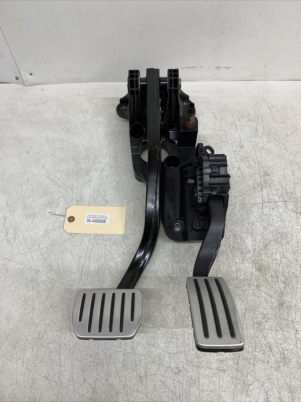 20-23 Tesla Y Accelerator and Brake Pedal Pad Assembly 1188691-01-A 49068 M16