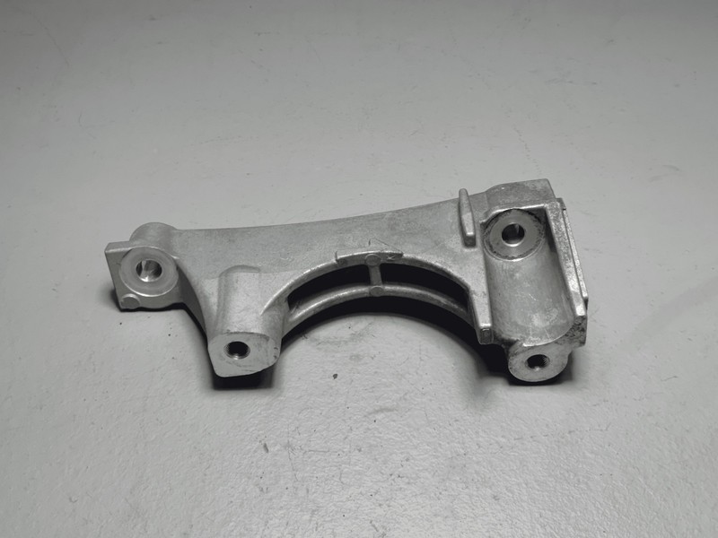 Toyota Highlander 2.5L Engine Passenger Side Mount Spacer Bracket OEM 2020-2025