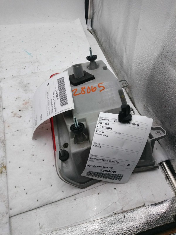 2021 Chrysler 300 Left Tail Light Assembly Black LED 737263 Used 105K Miles