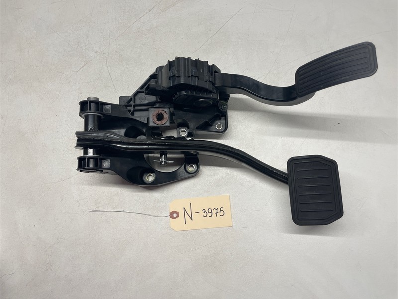 2017-2023 TESLA MODEL 3 ACCELERATOR GAS & BRAKE PEDAL SET 1044691-00-D 3975 M9