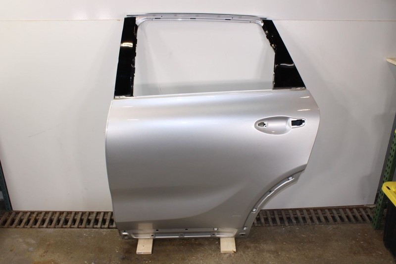 16-20 KIA SORENTO Rear Left Side Door Shell OEM / Silver Metallic KCS / SCRATCH
