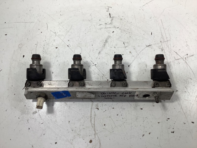 06-011 Honda Civic CNG 4 Injectors and Rail OEM