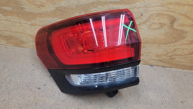 2014-2022 GRAND CHEROKEE JEEP GRAND CHEROKEE LEFT TAILLIGHT BLACK OEM "CRACK"