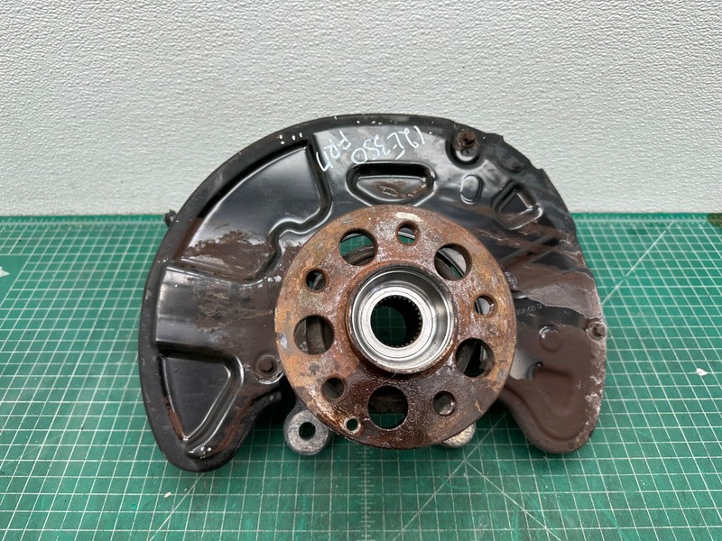 12-16 Mercedes W212 AWD FRONT RIGHT PASSENGER SIDE SPINDLE KNUCKLE W/ HUB OEM