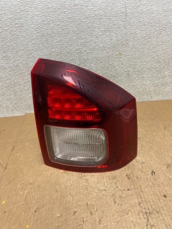 2014 - 2017 Jeep Compass Right Passenger Side Tail Light Z8013 DW