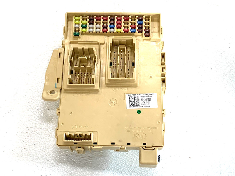 22 23 24 HYUNDAI TUCSON CABIN FUSE JUNCTION RELAY BOX OEM #A0.17