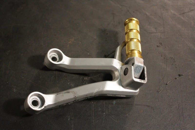 05 SUZUKI SV 650 REAR LEFT GOLD PEG WITH MOUNT BRACKET SV650