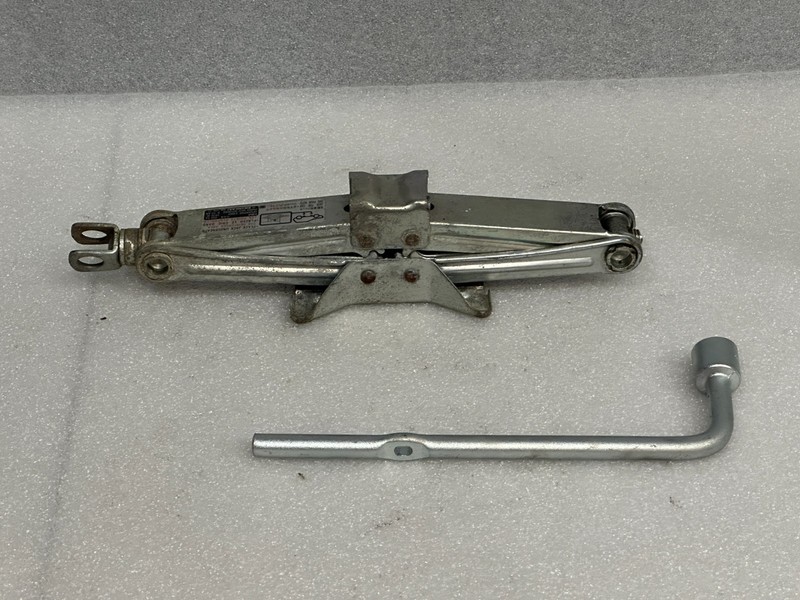 02-06 ACURA RSX SCISSOR JACK SPARE TIRE TOOL SET oem