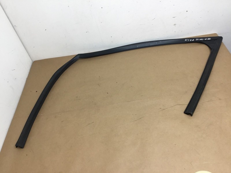 Jaguar F-Pace Front Right Door Window Upper Weather Strip Seal 17 18 |:A