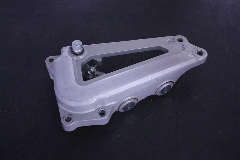 83 YAMAHA XV 920 VIRAGO RIGHT FOOT PEG REST MOUNT BRACKET W/SPRING LINK XV920